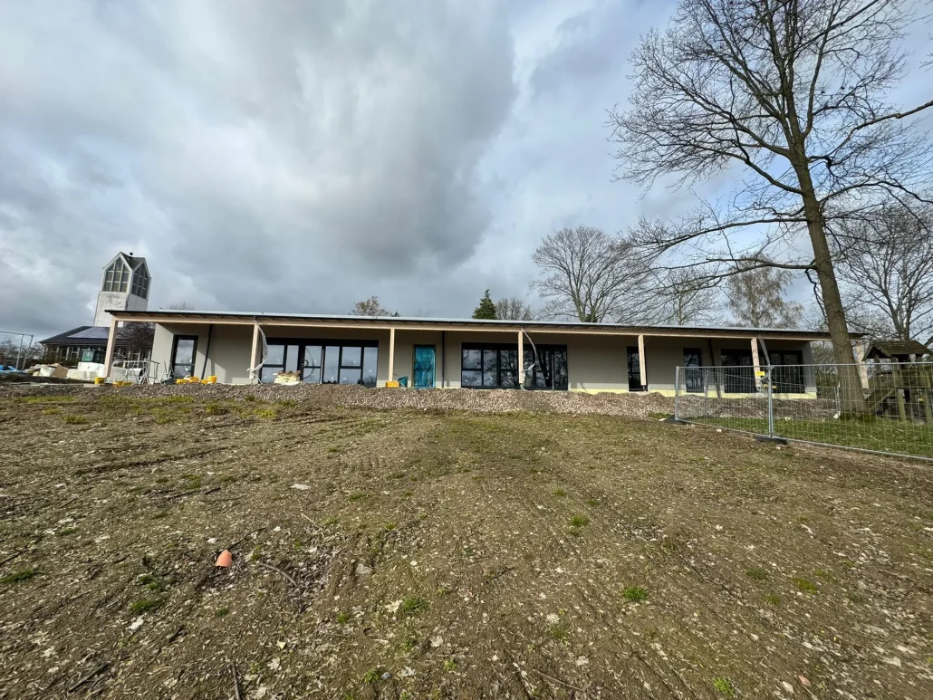 Langgestreckter Objektbau in Holzelementbauweise von der Wiesenseite