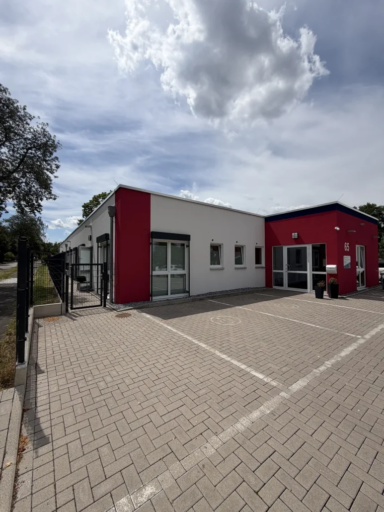 Gesamtansicht des Objektbaus von der Zufahrt